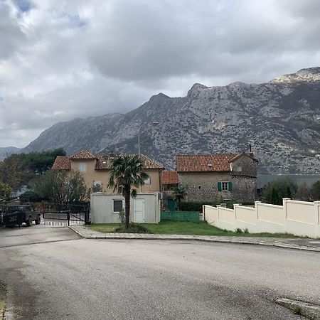 Apartman Mia Risan Luaran gambar