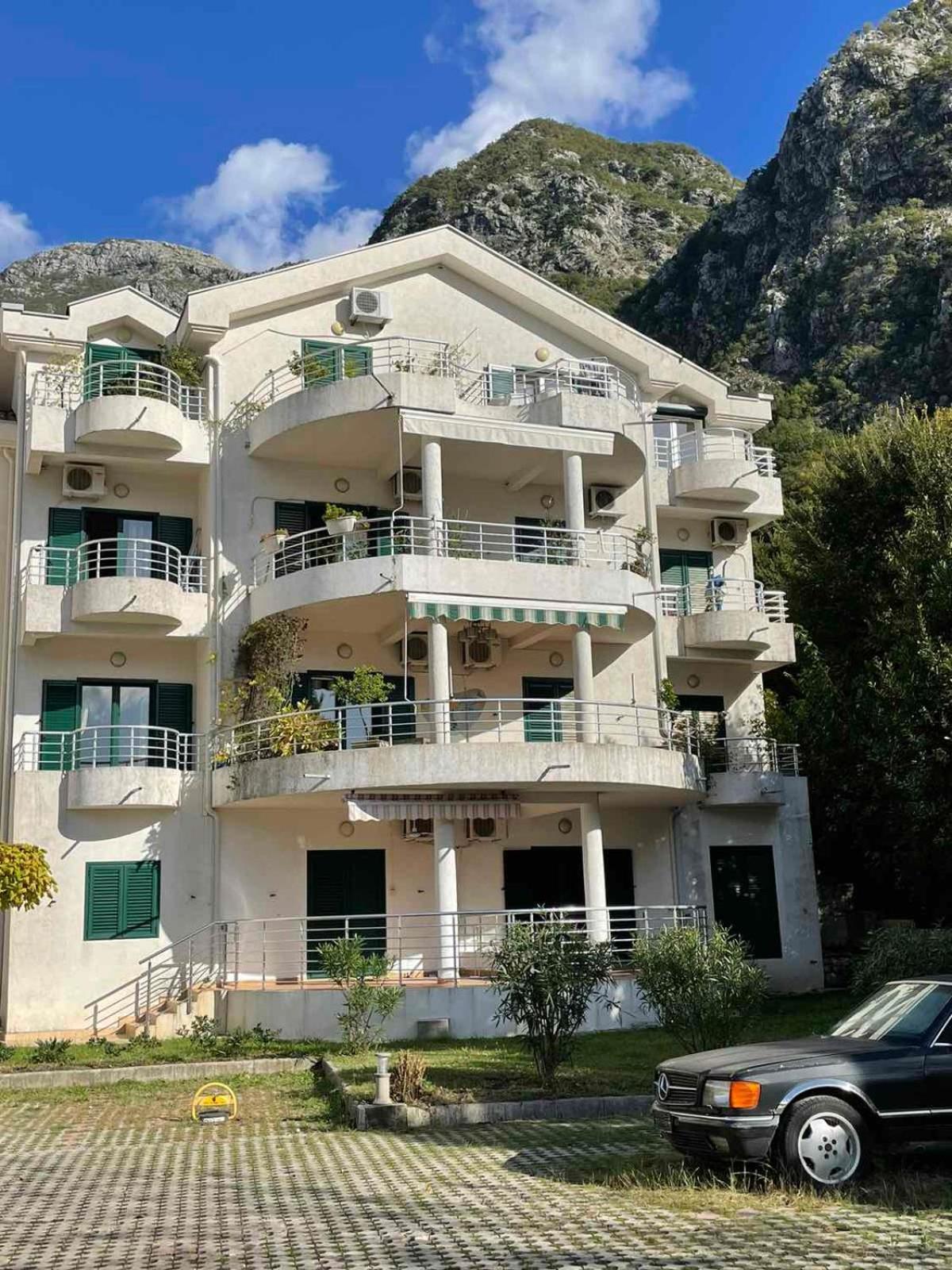 Apartman Mia Risan Luaran gambar