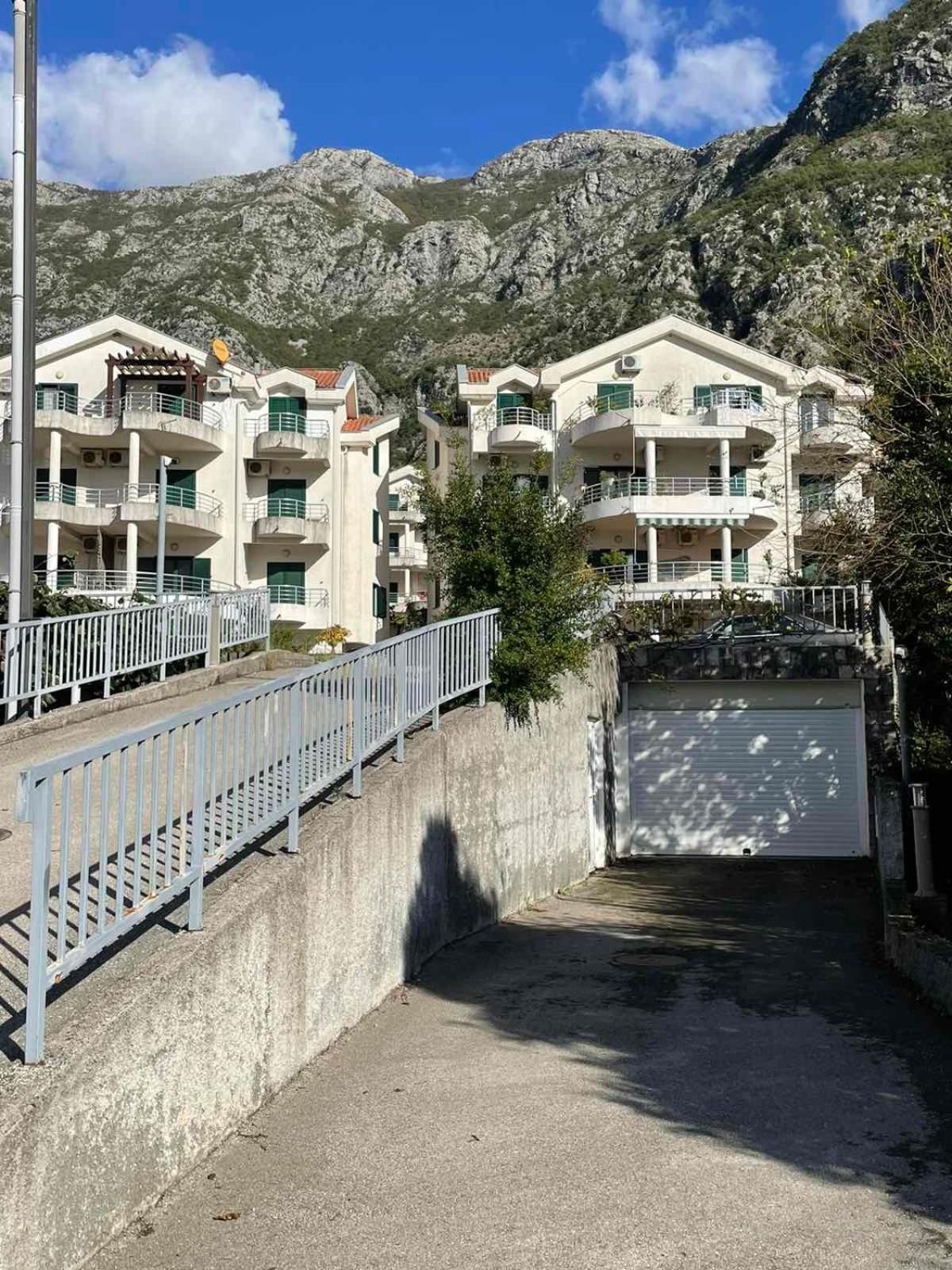 Apartman Mia Risan Luaran gambar